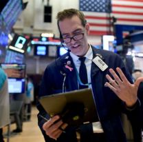 Acciones y bonos que cotizan en Wall Street se disparan tras el triunfo de Milei