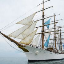 La Fragata Libertad quedó varada por un paro de remolcadores y no puede arribar al puerto de Buenos Aires