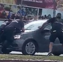 Un conductor arrastró a dos policías tras evadir una advertencia: tres detenidos