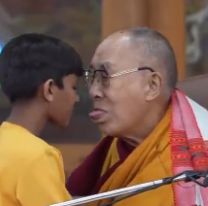 El Dalai Lama en el ojo de la tormenta por un video en el que besa a un niño y le pide que le "chupe la lengua"