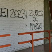 Aparecieron pintadas con amenazas y llamados a votar por Milei en Universidad Nacional de Cuyo