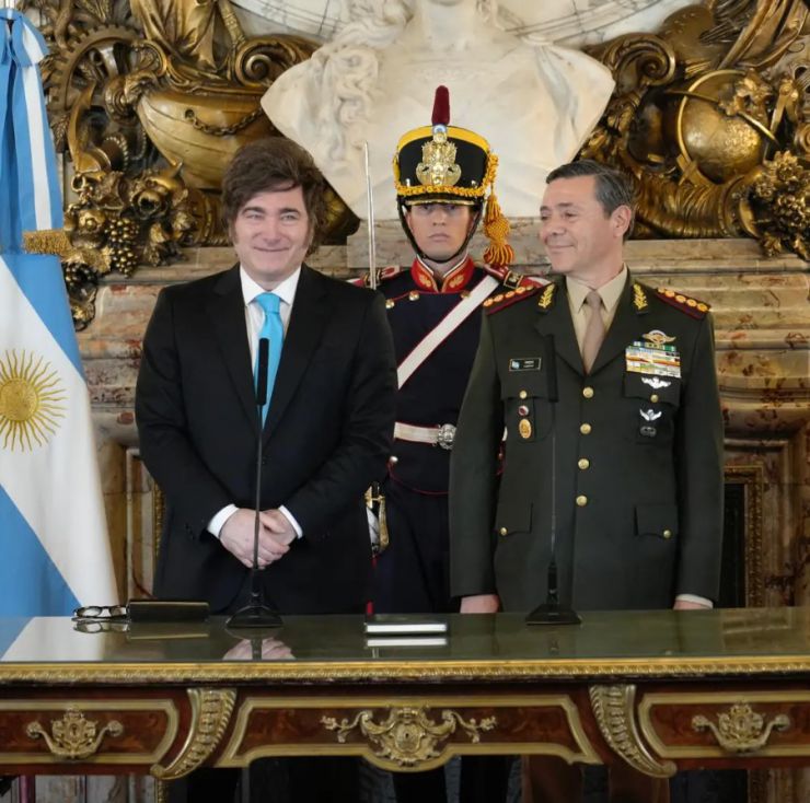 Cambio de época: el teniente general Carlos Presti asumió como ministro de Defensa