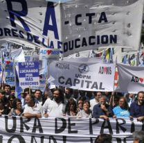 Ctera llamó a un paro nacional para el lunes tras el ajuste en sueldos docentes