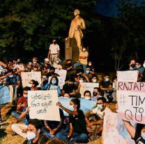 Video: una multitud asaltó la residencia del Presidente en Sri Lanka